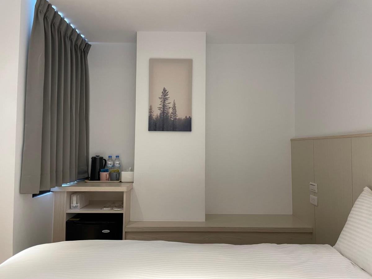 Yoshi Hotel - Tainan Station Branch ภายนอก รูปภาพ