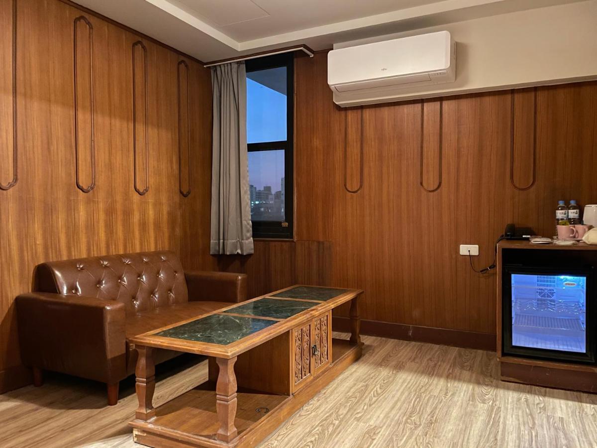 Yoshi Hotel - Tainan Station Branch ภายนอก รูปภาพ