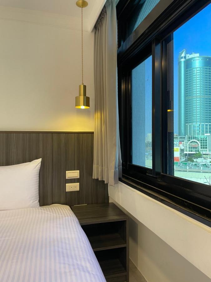 Yoshi Hotel - Tainan Station Branch ภายนอก รูปภาพ