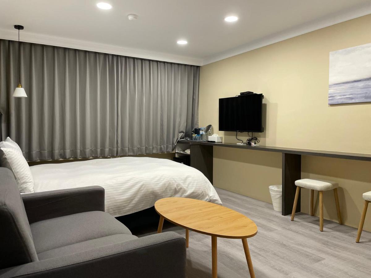 Yoshi Hotel - Tainan Station Branch ภายนอก รูปภาพ