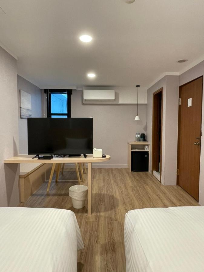 Yoshi Hotel - Tainan Station Branch ภายนอก รูปภาพ