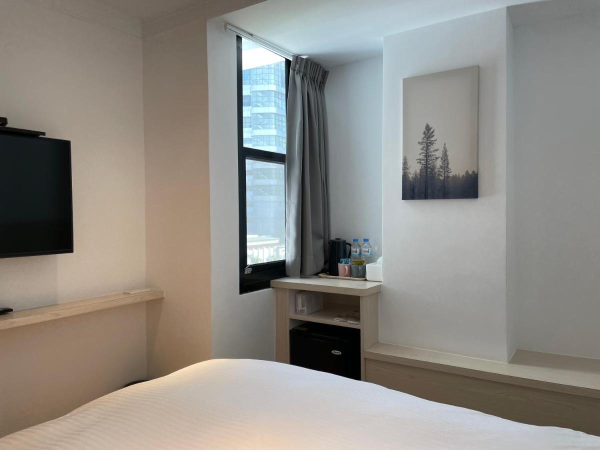 Yoshi Hotel - Tainan Station Branch ภายนอก รูปภาพ