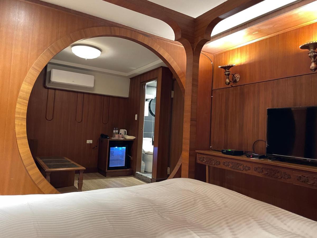 Yoshi Hotel - Tainan Station Branch ภายนอก รูปภาพ