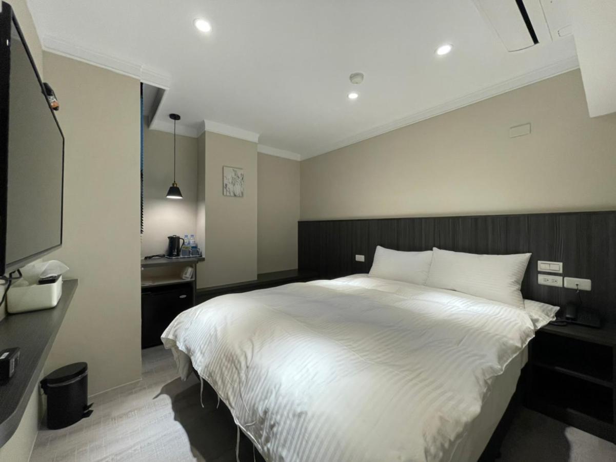 Yoshi Hotel - Tainan Station Branch ภายนอก รูปภาพ