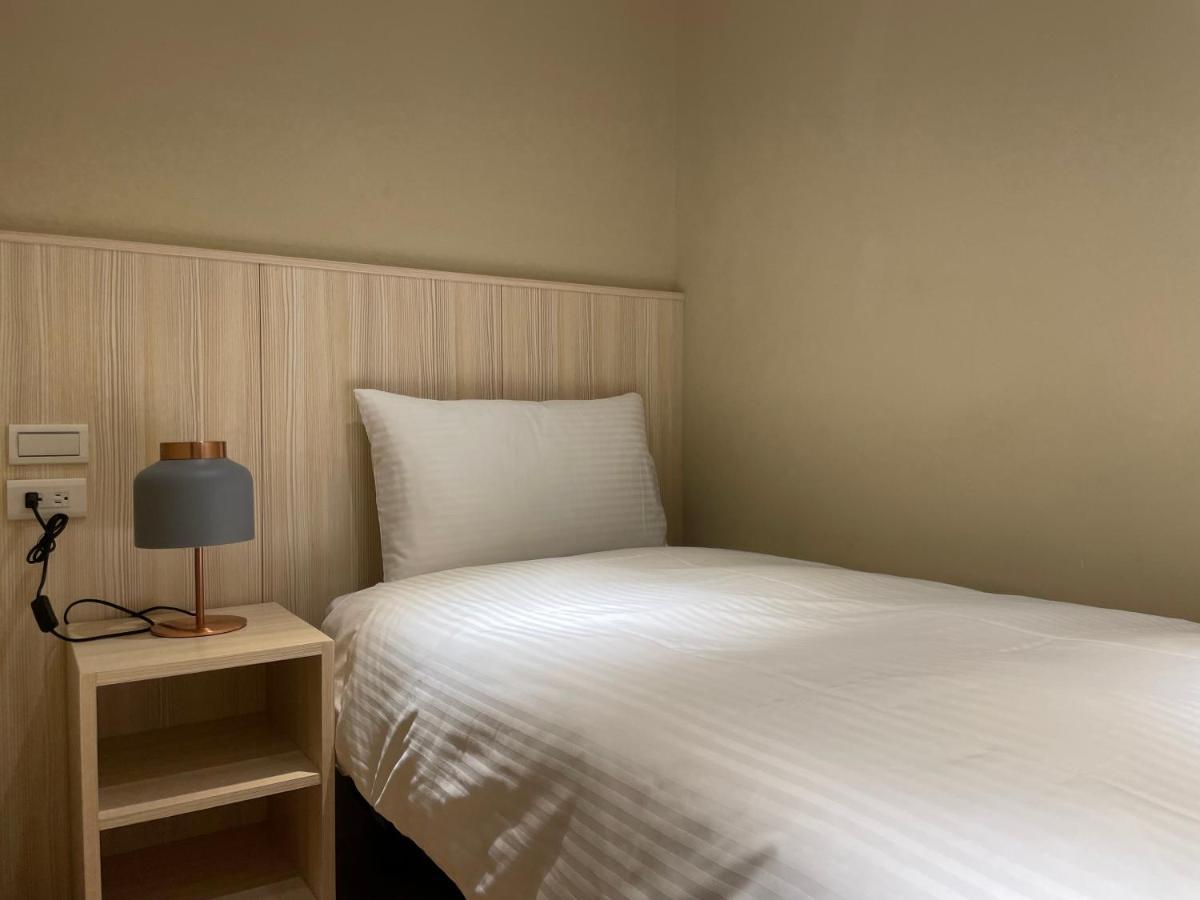 Yoshi Hotel - Tainan Station Branch ภายนอก รูปภาพ