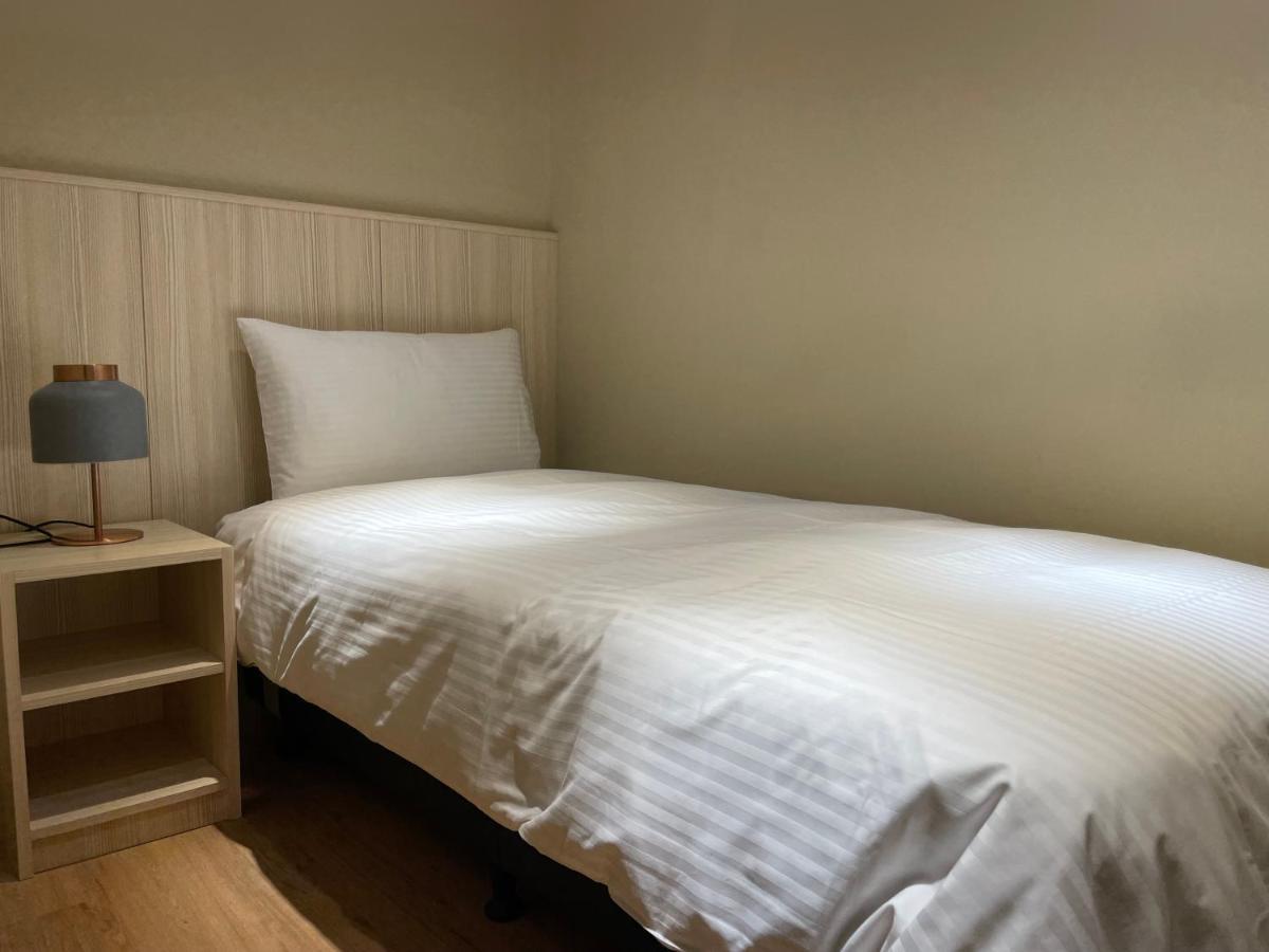 Yoshi Hotel - Tainan Station Branch ภายนอก รูปภาพ