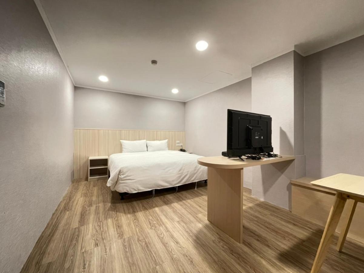 Yoshi Hotel - Tainan Station Branch ภายนอก รูปภาพ