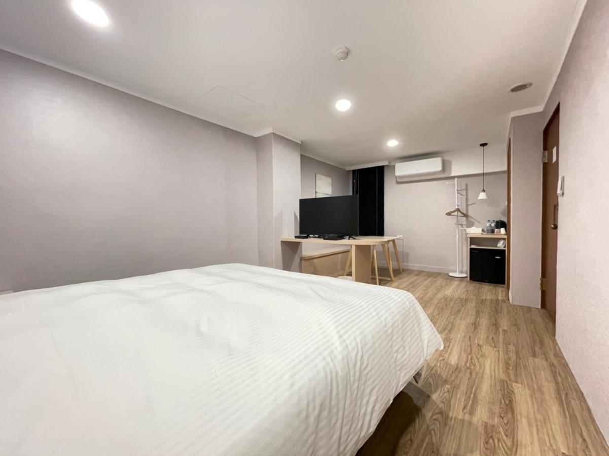 Yoshi Hotel - Tainan Station Branch ภายนอก รูปภาพ