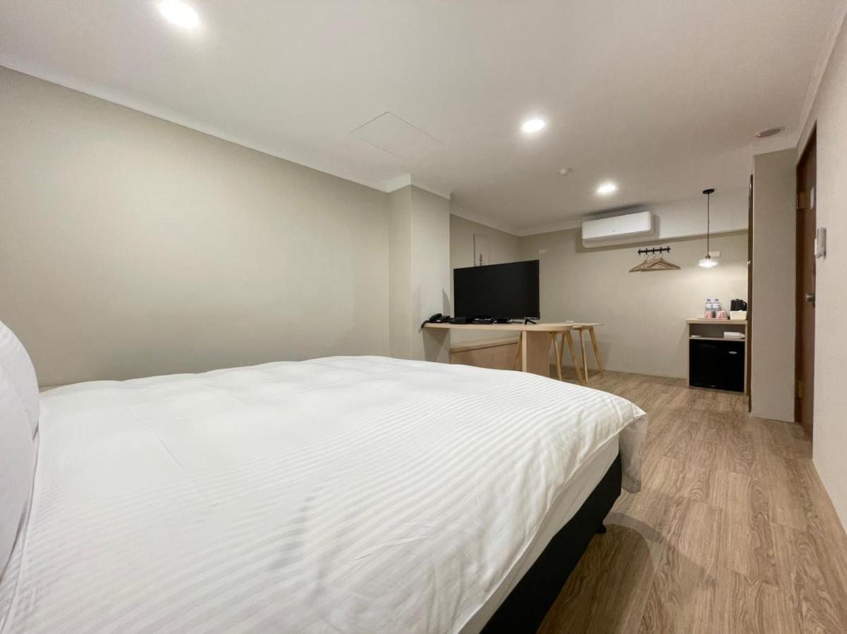Yoshi Hotel - Tainan Station Branch ภายนอก รูปภาพ