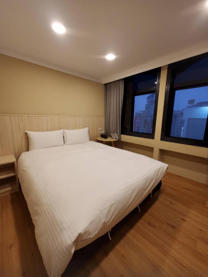 Yoshi Hotel - Tainan Station Branch ภายนอก รูปภาพ