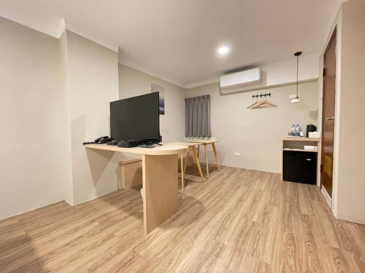 Yoshi Hotel - Tainan Station Branch ภายนอก รูปภาพ
