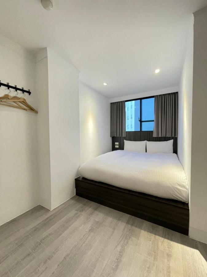 Yoshi Hotel - Tainan Station Branch ภายนอก รูปภาพ