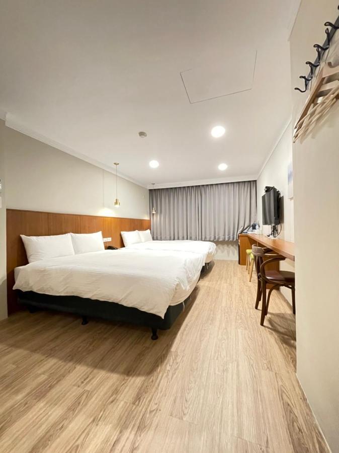 Yoshi Hotel - Tainan Station Branch ภายนอก รูปภาพ
