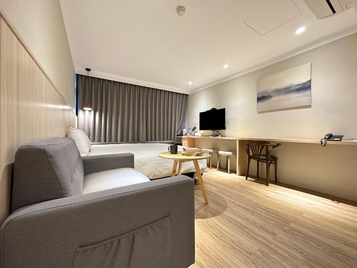 Yoshi Hotel - Tainan Station Branch ภายนอก รูปภาพ