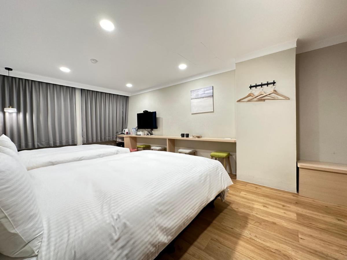 Yoshi Hotel - Tainan Station Branch ภายนอก รูปภาพ