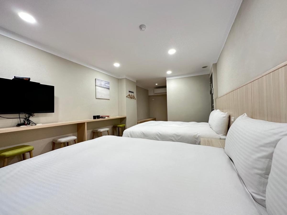 Yoshi Hotel - Tainan Station Branch ภายนอก รูปภาพ