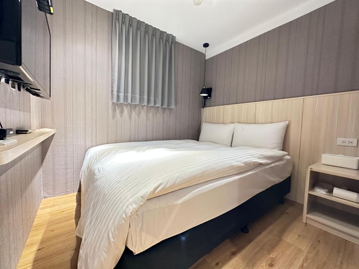 Yoshi Hotel - Tainan Station Branch ภายนอก รูปภาพ