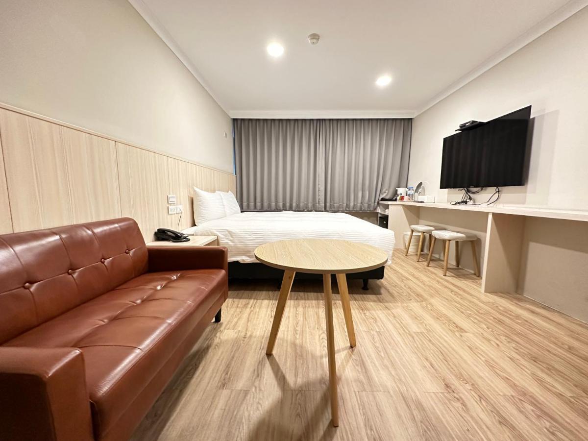 Yoshi Hotel - Tainan Station Branch ภายนอก รูปภาพ