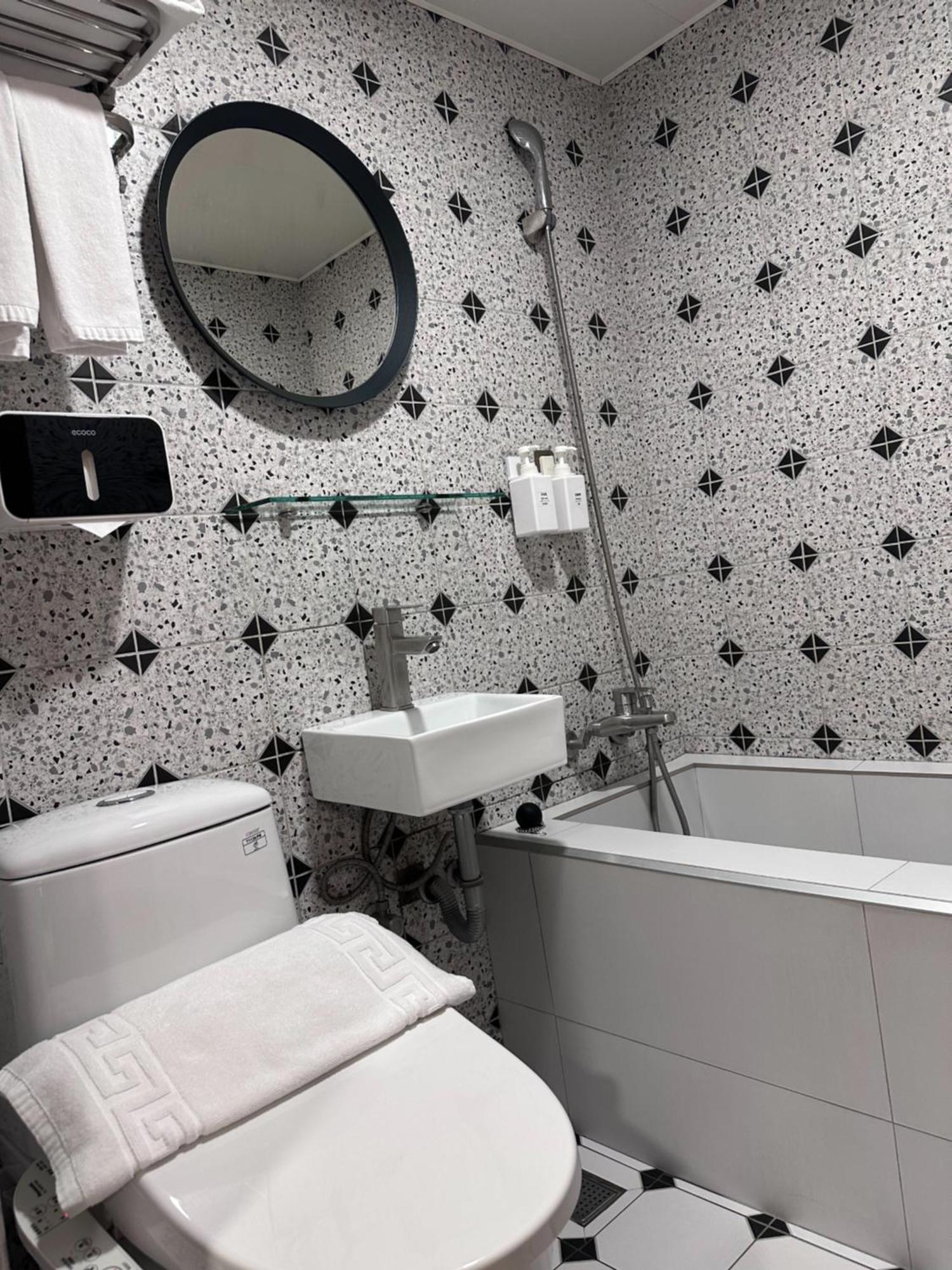 Yoshi Hotel - Tainan Station Branch ภายนอก รูปภาพ